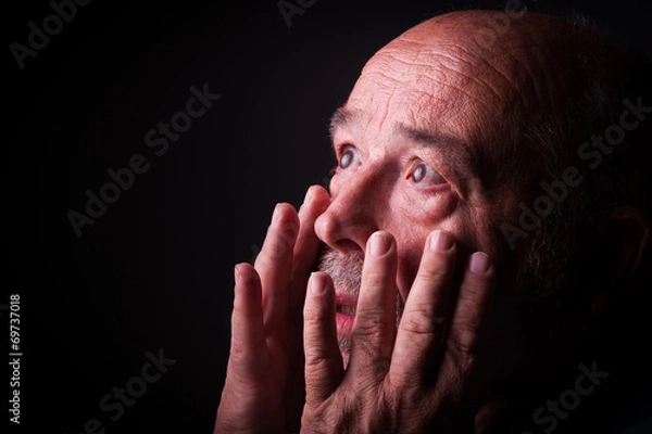 Obraz old man looking frighten or scared