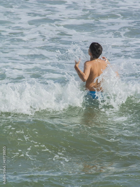 Obraz Niño bañandose en el mar