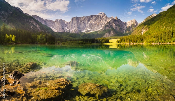 Obraz Laghi di Fusine,panorama górskiego jeziora w Alpach włoskich