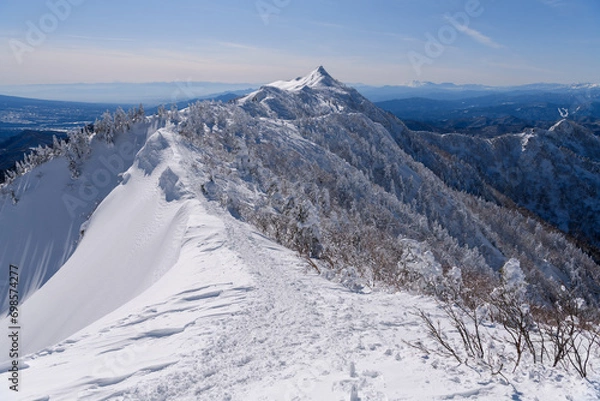 Obraz 剣ヶ峰山から武尊山に向かう登山道から見た冬の剣ヶ峰山