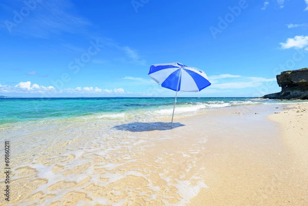 Fototapeta 美しいビーチとパラソル