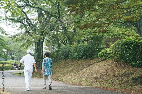 Fototapeta ウォーキングするシニア夫婦