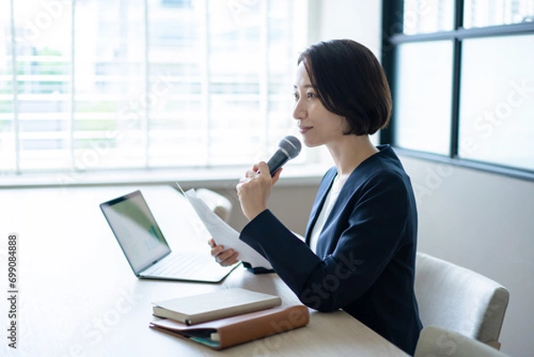 Fototapeta プレゼンする女性