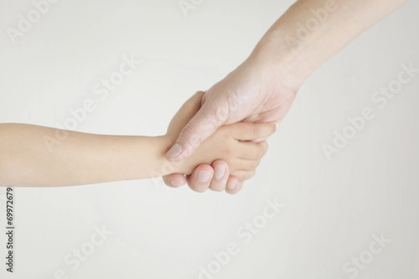 Obraz 手をつないだ親子の手元