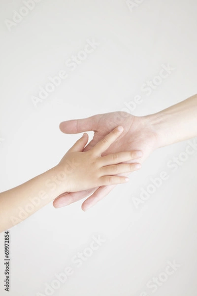 Obraz 重ねた親子の手元