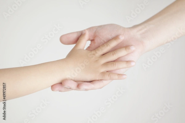Fototapeta 手を合わせる親子の手元