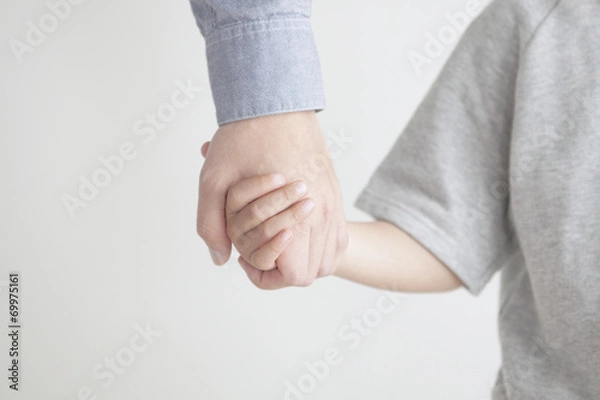 Obraz 手をつないだ親子の手元