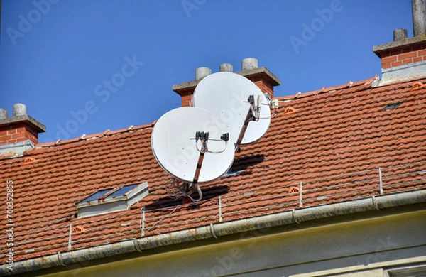 Fototapeta Dach, Hausdach, Satellitenantenne, Sat, Satellit, Schüssel, Antenne, Sat-Schüssel, Antennen, Dachziegel, rot, Empfang, DVB-S, DVB-S2, SD, HD, Astra, Empfangsantenne, LNB, Multifeed, Multifeed-Antenne,