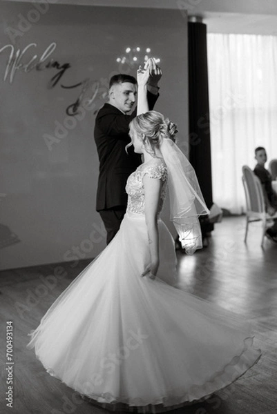 Obraz the first wedding dance of the bride and groom