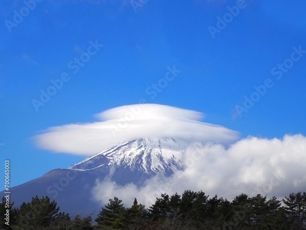 Fototapeta 富士山、富士、世界文化遺産、冬、アップ、クローズアップ、青、ブルー、山、日本、静岡、静岡県、冠雪、雪、登山、風景、青空、自然、晴れ、空、世界遺産、雪山、快晴、青色、観光、観光地、晴天、名所、景色、雪景色、屋外、観光名所、御殿場市、御殿場、山頂、コピースペース、笠雲、雲、にかい笠