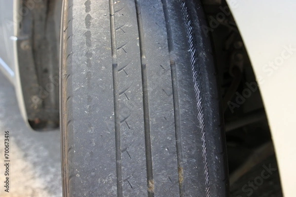 Obraz 偏摩耗しているタイヤ