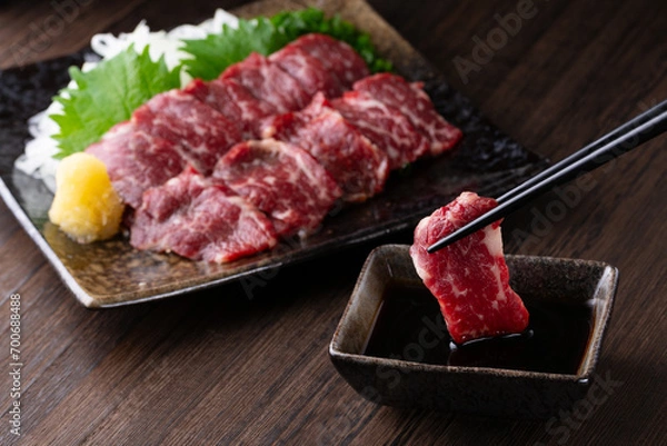 Obraz 馬刺しを箸で食べる