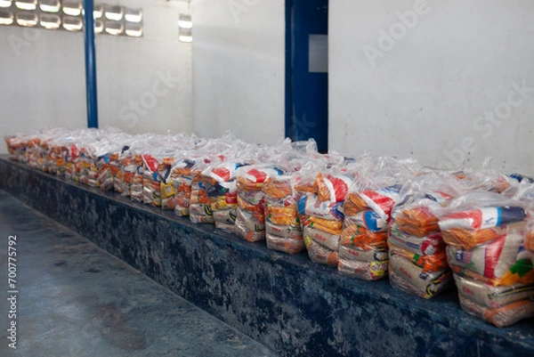 Fototapeta entrega de cestas básicas 