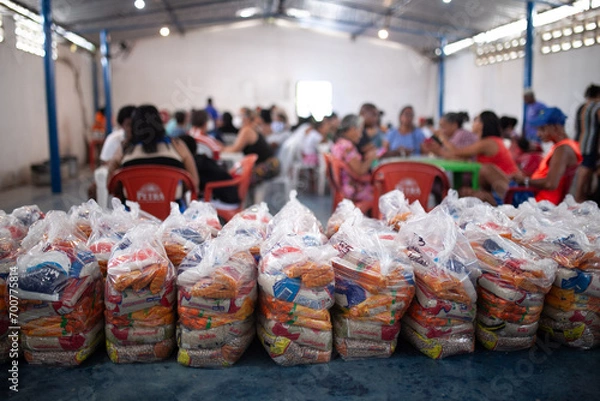 Fototapeta entrega de cestas básicas 