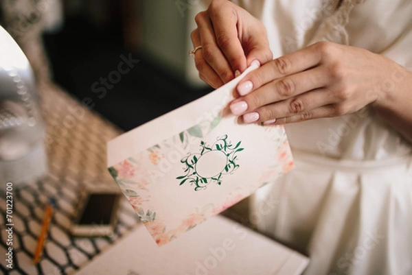 Obraz The bride packs an envelope