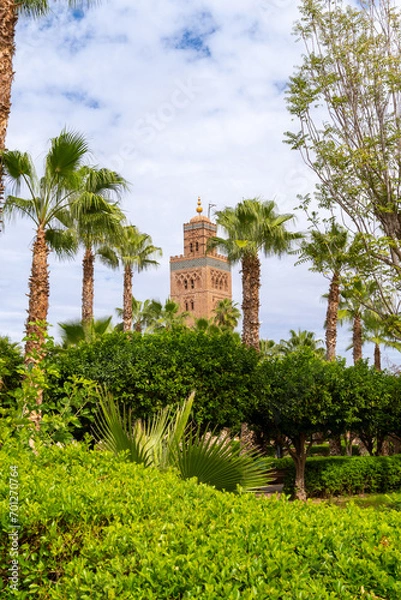 Obraz Photo of the tower of the Koutoubia mosque seen from the gardens next to the mosque. Cloudy day.
