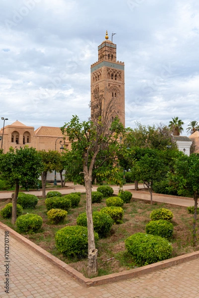 Obraz Photo of the tower of the Koutoubia mosque seen from the gardens next to the mosque. Cloudy day.