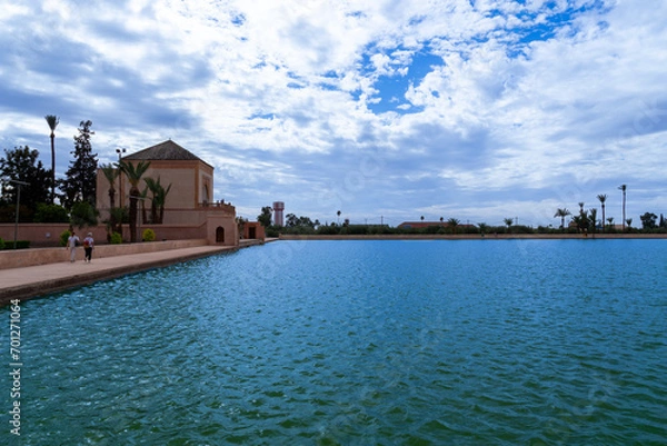 Obraz Photo of the Menara Gardens in the city of Marrakech. Photo of the lake with the house at the end of the lake. The house reflected in the lake. Cloudy day.