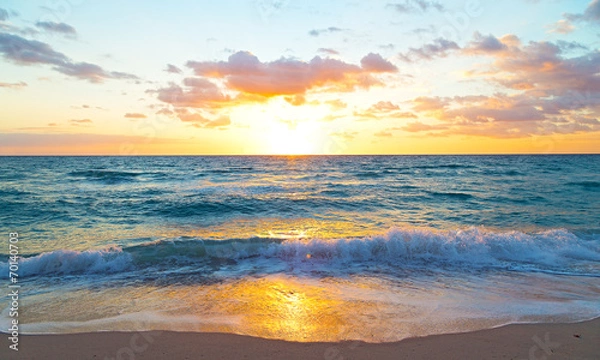 Fototapeta Wschód słońca nad oceanem w Miami Beach na Florydzie.