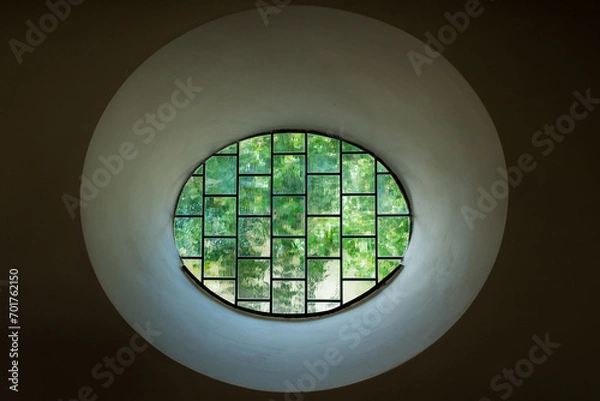 Obraz Elliptisches Bleiglasfenster in Heilig-Kreuz-Kirche in Hohenstein mit Ausblick ins Grüne