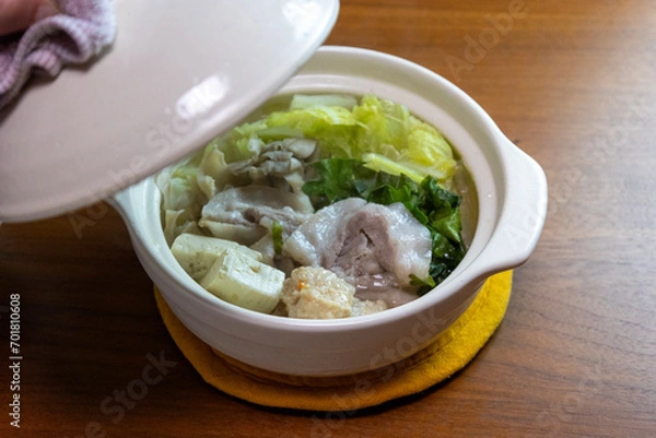 Fototapeta 白い小さな土鍋の鍋料理