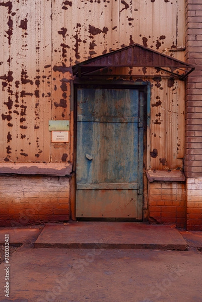 Obraz the old rusty door to the production shop