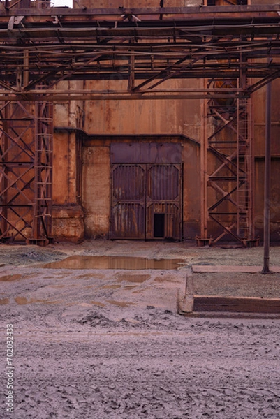 Obraz the old rusty gate to the production shop