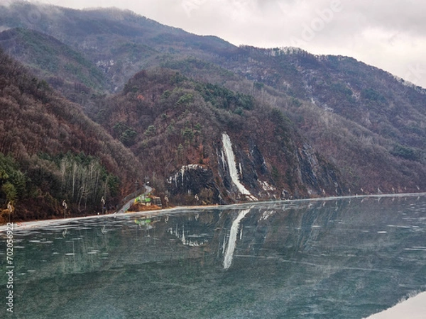 Obraz 얼어버린 강과 폭포