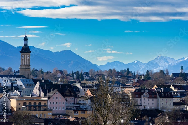 Fototapeta Die Altstadt Traunstein von oben mit Blick auf die Stadtkirche und die Bayerischen Alpen