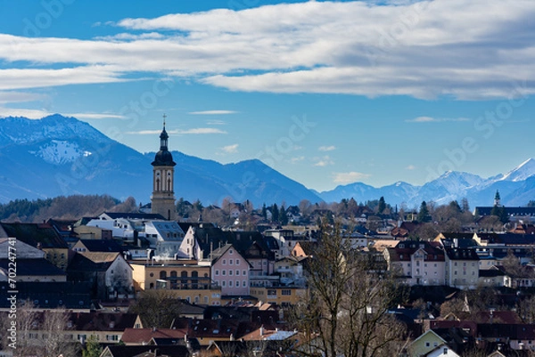 Fototapeta Die Altstadt Traunstein von oben mit Blick auf die Stadtkirche und die Bayerischen Alpen