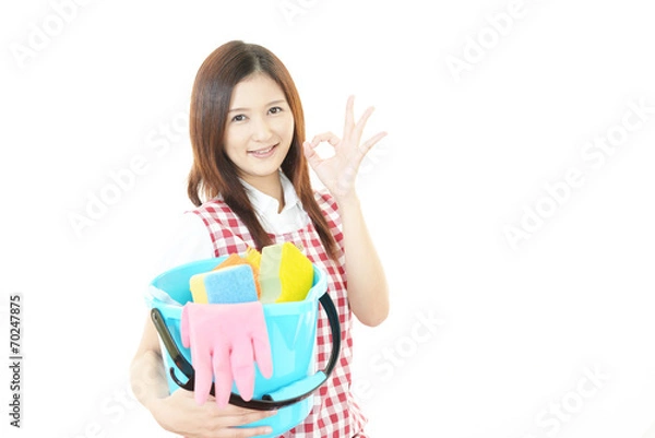 Fototapeta 掃除をする笑顔の女性