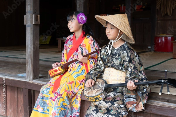 Obraz 沖縄の民族衣装を着て三線を引く日本人の子ども