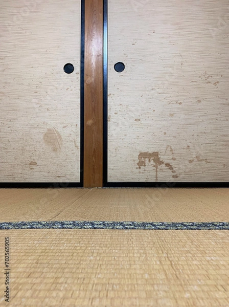 Obraz 汚れた古い襖と傷んだ畳の写真