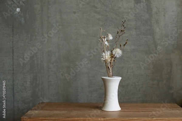 Fototapeta 陶器の花瓶に入れたドライフラワー