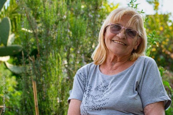 Obraz mujer feliz sonriente sobre fondo natural 