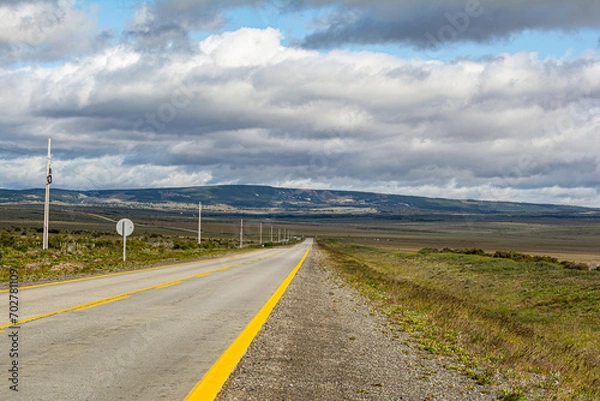 Obraz ruta recta con montañas de fondo 