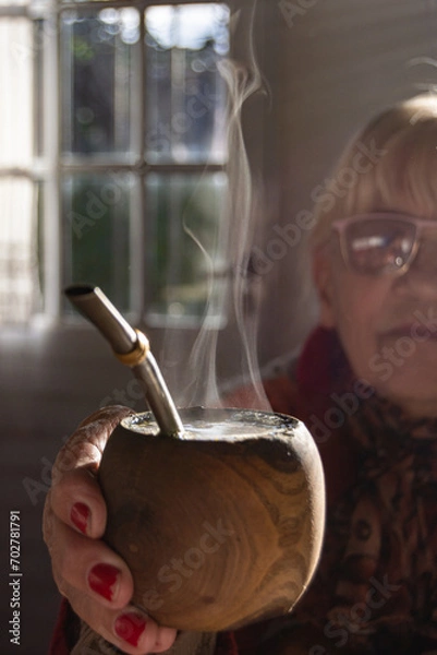 Obraz mujer compartiendo bebida caliente