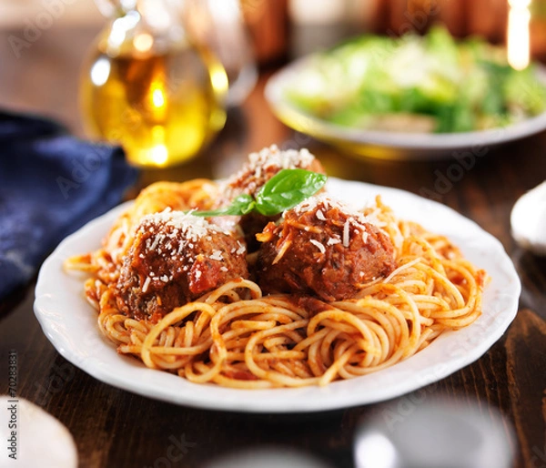 Fototapeta włoskie jedzenie - spaghetti i klopsiki przy stole