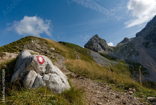 Obraz Path to the mount Mangart (2679m). Access to the summit is quite short since road runs more than 2000 meters high. To the peak leads "Slovenian" and "Italian" path.