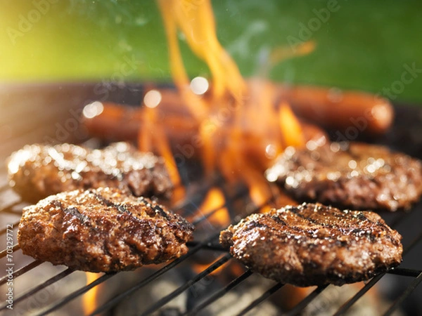Obraz hamburgery i hot dogi gotowane na płonącym grillu