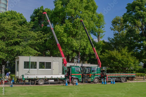 Obraz 東京ミッドタウンでプレハブ小屋が運ばれる