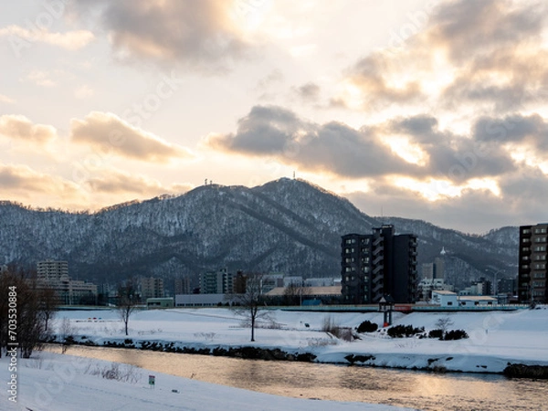 Fototapeta 幌平橋から眺める藻岩山と豊平川（北海道札幌市豊平区）