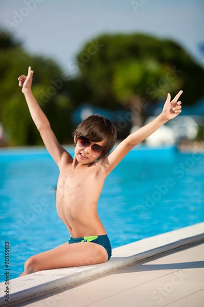 Fototapeta Мальчик у бассейна в солнечных очках