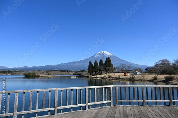 Obraz 静岡県の朝霧高原にある田貫湖のテラスからの冬景色の富士山の眺め