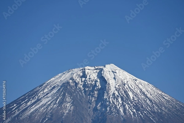 Obraz 静岡県の朝霧高原の田貫湖からの冬景色の富士山の頂上を