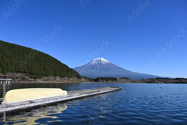 Obraz 静岡県の朝霧高原に田貫湖の桟橋に置いてある船と冬景色の富士山の眺め
