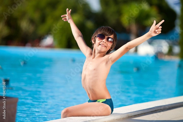 Fototapeta Мальчик в бассейне