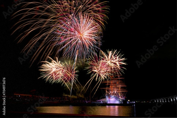 Fototapeta 帆船海王丸と花火