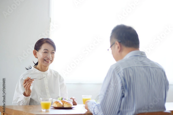 Fototapeta リビングで朝食を食べる日本人のシニア夫婦