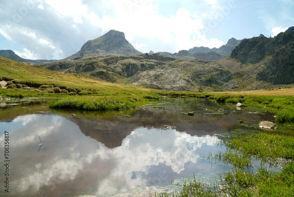 Fototapeta mountain landscape with a lake in the pyrenees. Disconnection from technology